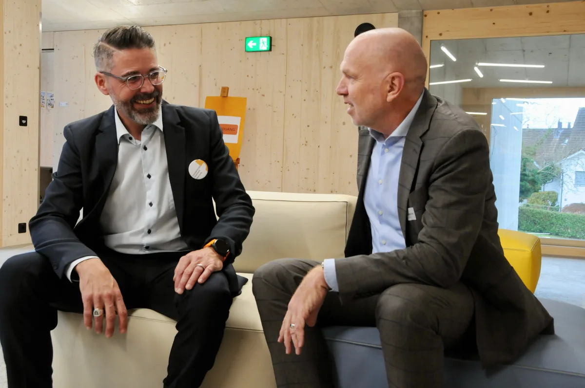 Man sieht Hanspeter Hunger und Benno Scherrer im Gespräch.